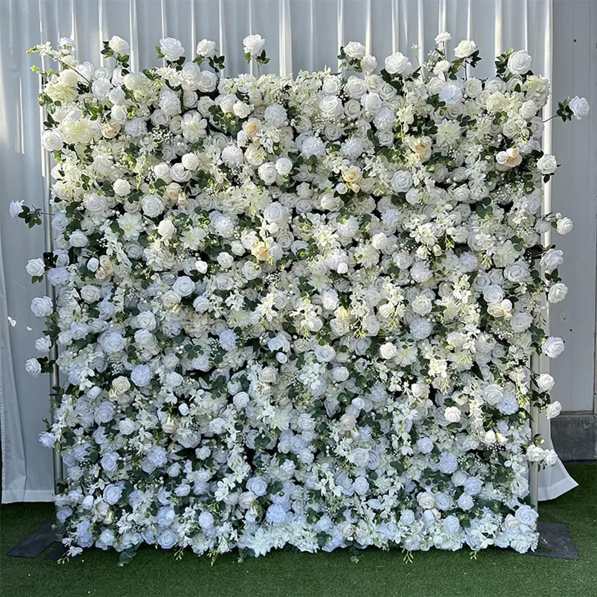 Quinceañera con pared de flores y cabina de fotos en Los Angeles